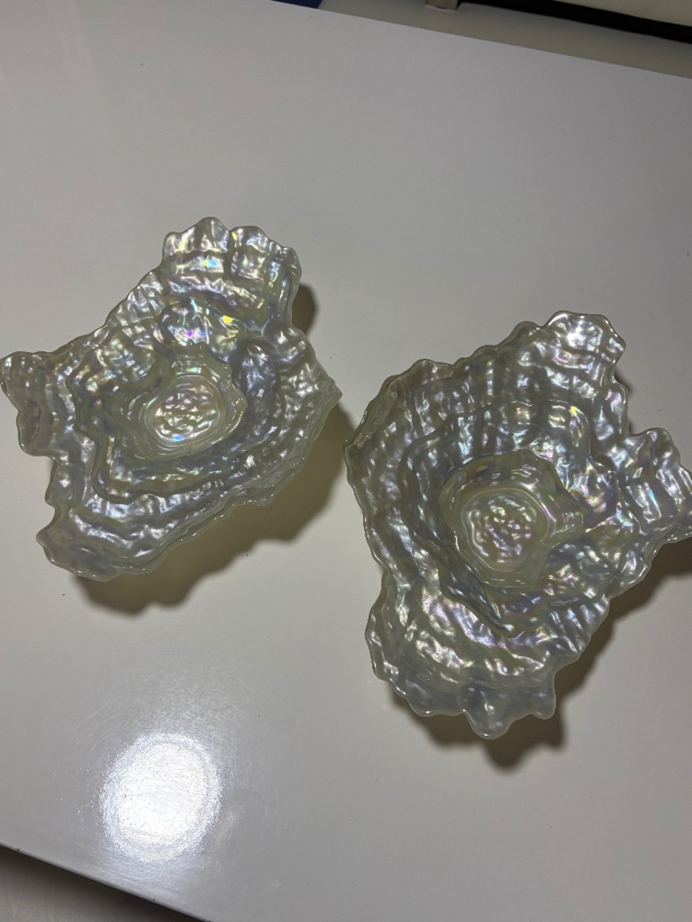 Iridescent plates